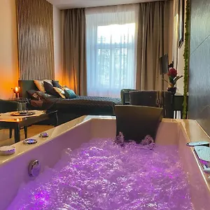 Czarny Z Jacuzzi Kraków
